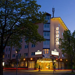 Das Bild zeigt den Eingangsbereich zum Park Hotel Laim in München