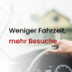 Außendienstmitarbeiter im Auto bei der Tourenplanung